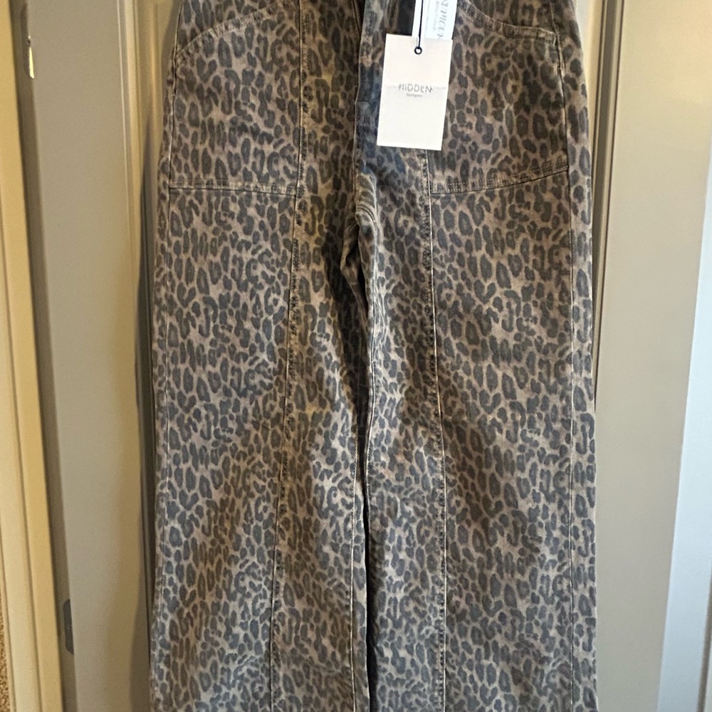 HIDDEN wise leg jeans